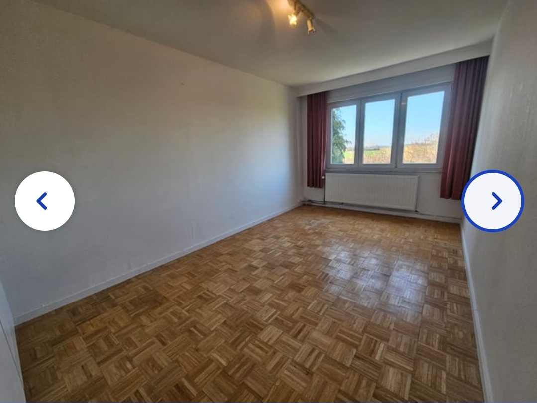 Chambre à rénover, parquet mosaïque et grande fenêtre côté jardin