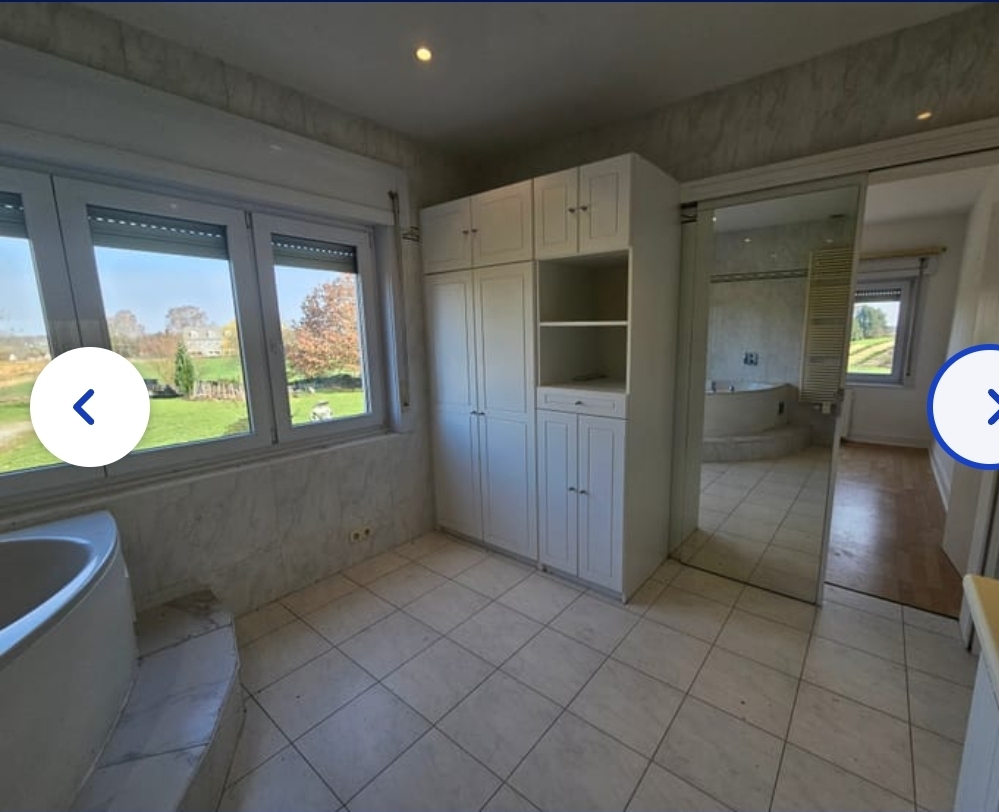Salle de bain en marbre avec dressing intégré et vue sur le parc