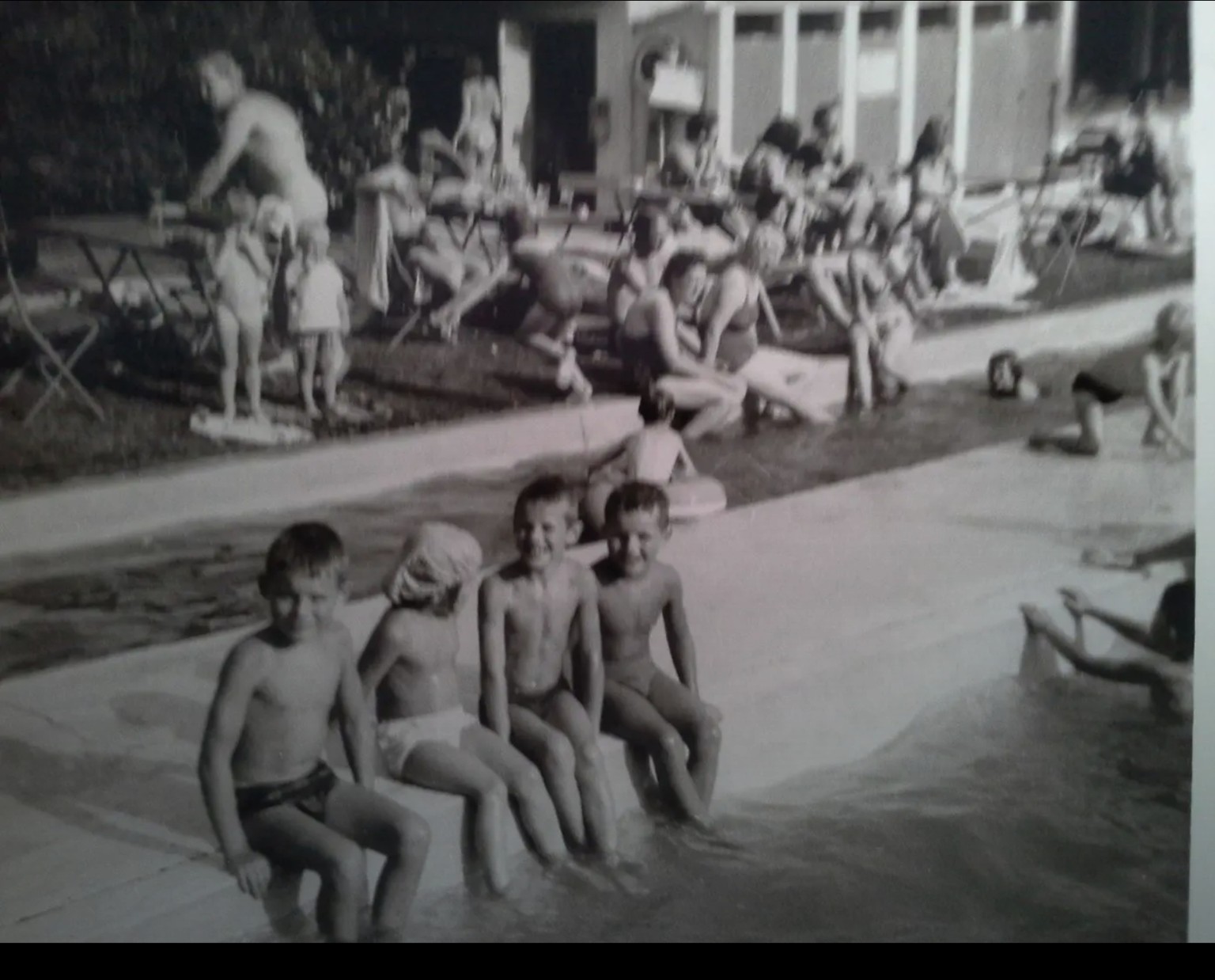 Enfants assis au bord de la piscine du Solarium Rossomme, photographie noir et blanc