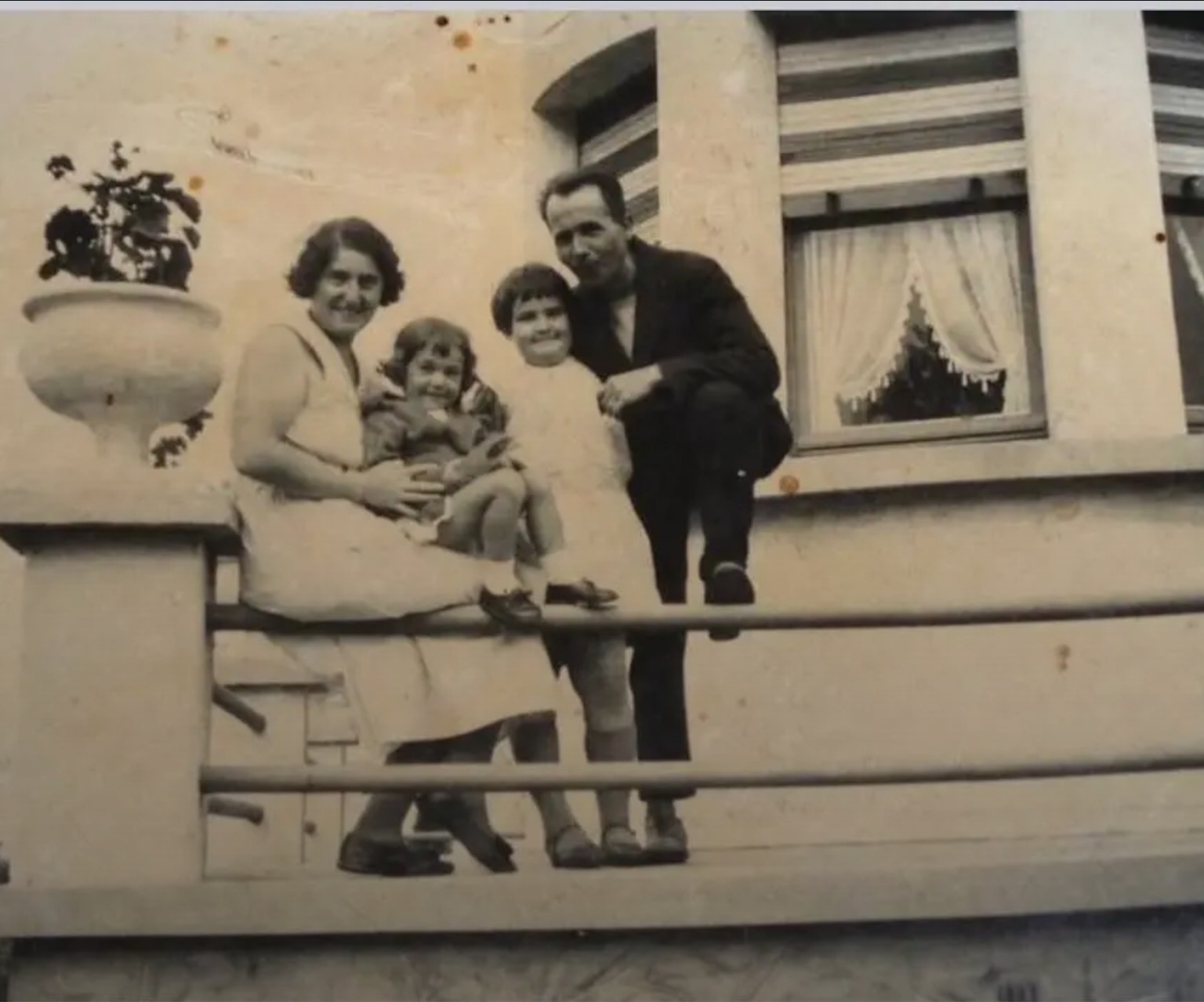 Famille posant sur la terrasse de la Villa Rossomme, photographie ancienne sépia